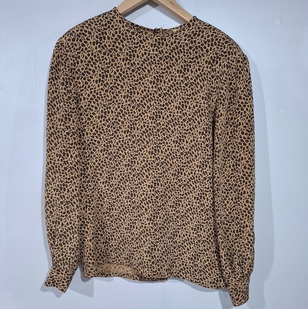 Dana Buchman Leopard Print 100% Silk Blouse Size 8 Buttons Down Back Casual